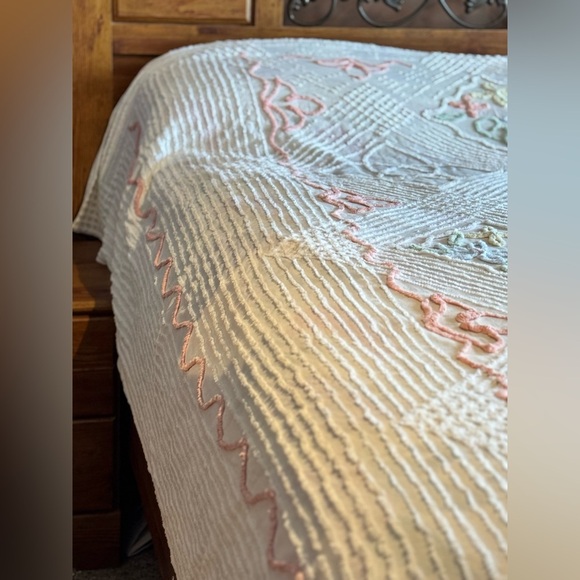 Vintage Chenille Bedspread, Queen/Full Size White Off White Pastel Floral Design - Picture 2 of 16